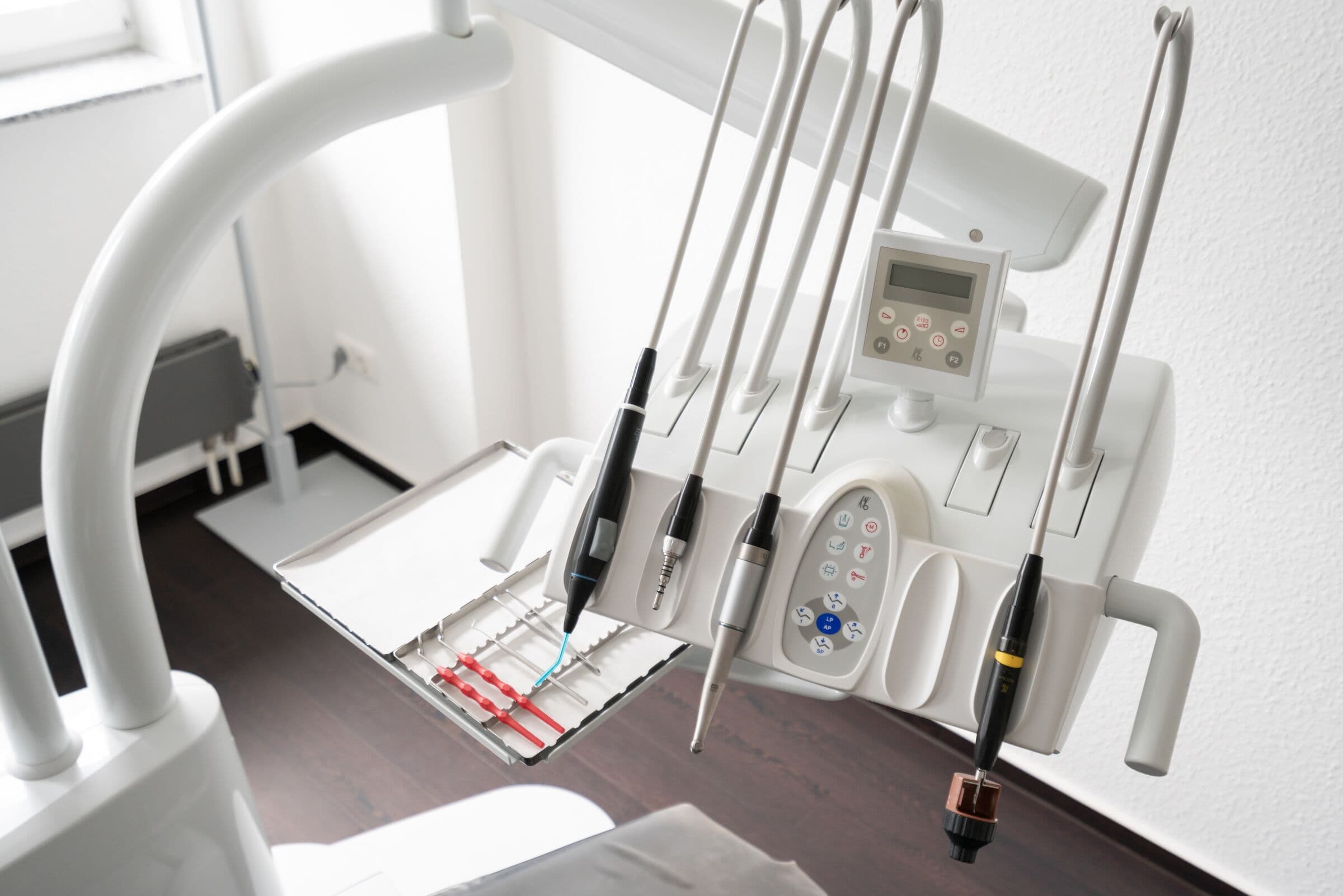 Instrumente an der Behandlungseinheit, im Hintergrund das Fenster