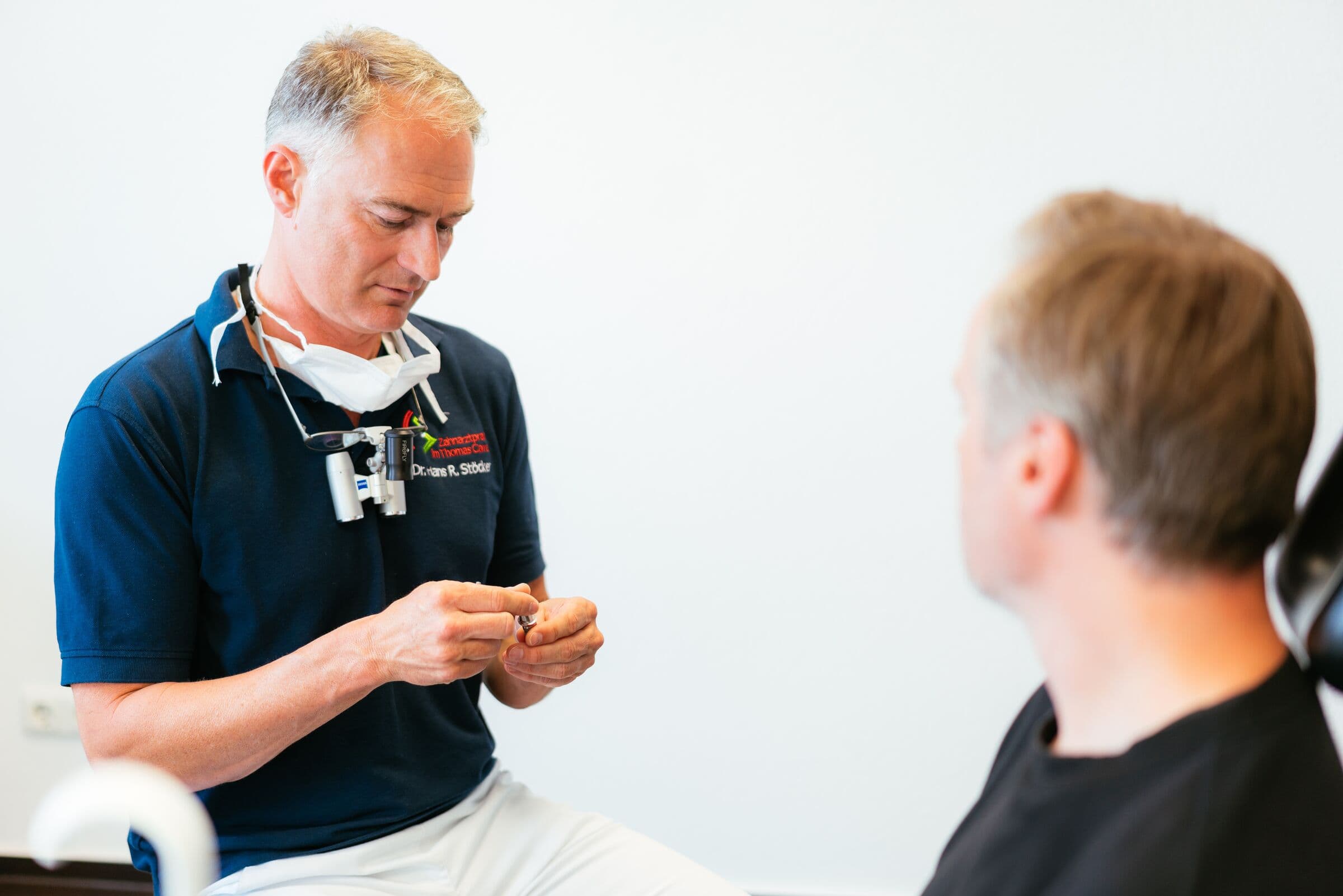 Dr. Stöcker erklärt einem Patienten die Behandlung