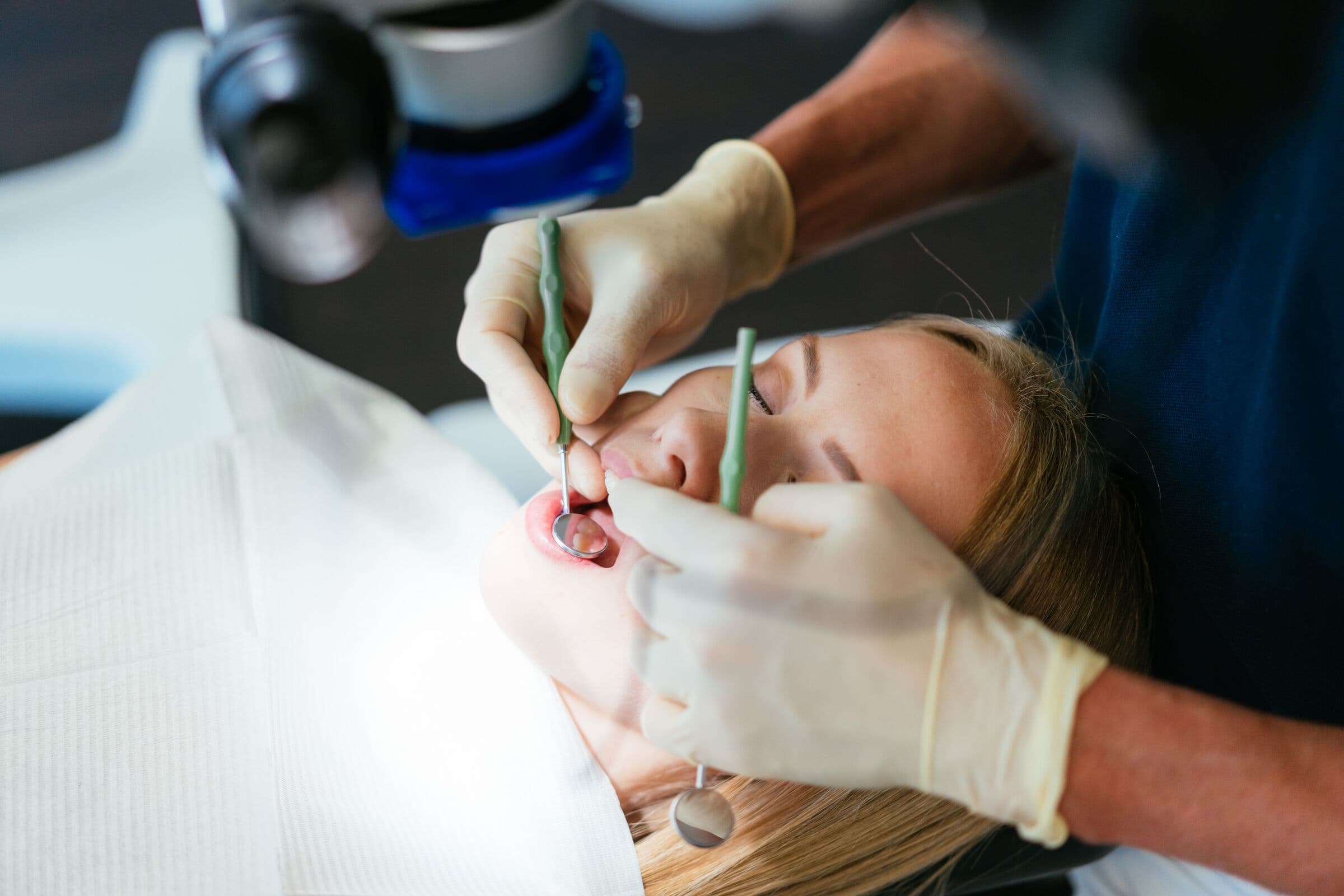 Behandlung unter dem Licht des Dentalmikroskops